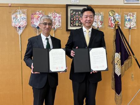 兵庫県立姫路商業高等学校令和5年4月12日（左：西村校長）.jpg